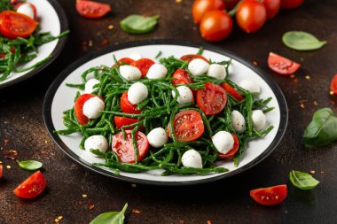 Çeri domatesli taze Samphire salatası ve mozzarella. Sağlıklı yemek..