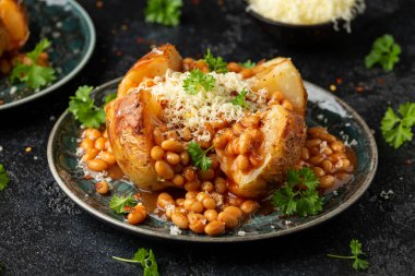 Domates fasulyeli fırında patates, çedar peyniri. Geleneksel İngiliz yemekleri