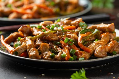 Çin sichuan dilimlenmiş domuz eti ve sebze. Asya mutfağı