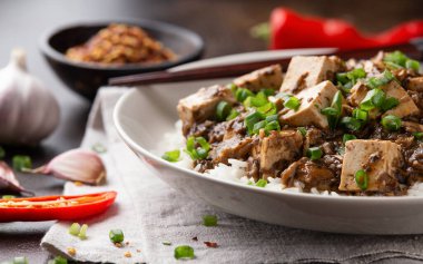 Mantarlı ve pirinçli vegan Mapo tofusu. Asya, Çin yemekleri.