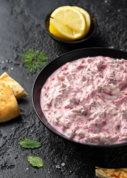 Greek Beetroot cucumber tzatziki dip sauce with flat bread — Fotografie, imagine de stoc