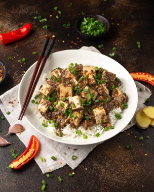 Mantarlı ve pirinçli vegan Mapo tofusu. Asya, Çin yemekleri..