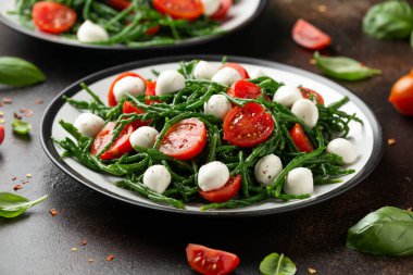 Çeri domatesli taze Samphire salatası ve mozzarella. Sağlıklı yemek.
