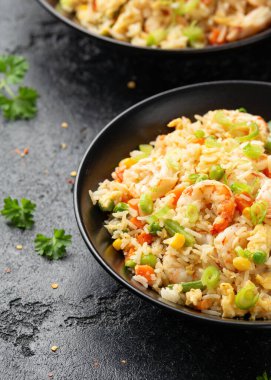 Siyah kasede yumurta ve sebzeli karidesli pilav. Sağlıklı Asya yemekleri