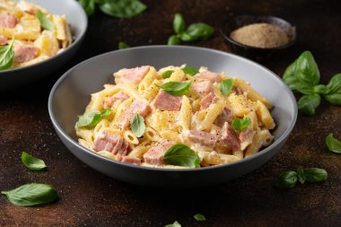 Jambon, ananas ve krem peynirli Hawaii makarnası.