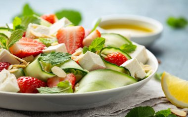 Yaz çileği, salatalık salatası, marul, peynir ve badem. Sağlıklı Yemek