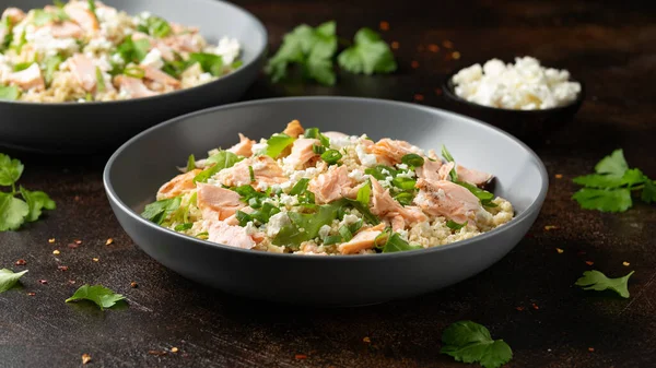 Salmão Salada Couscous Com Molho Queijo Feta Ervas Alimentos Saudáveis — Fotografia de Stock