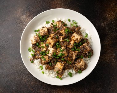 Mantarlı ve pirinçli vegan Mapo tofusu. Asya, Çin yemekleri..