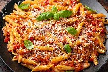 Sarımsaklı, zeytinli, kapari, domates ve peynirli Jackruit makarnası. Sağlıklı vejetaryen, diyet yemekleri.