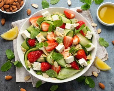 Yaz çileği, salatalık salatası, marul, peynir ve badem. Sağlıklı Yemek