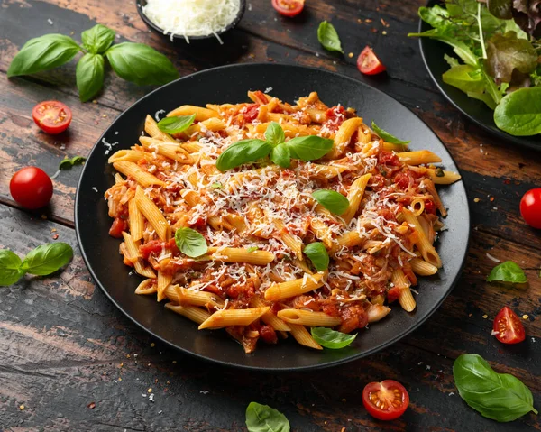 Jackfruitpasta Met Knoflook Olijven Kappertjes Tomaat Kaas Gezonde Veganistische Dieetvoeding — Stockfoto