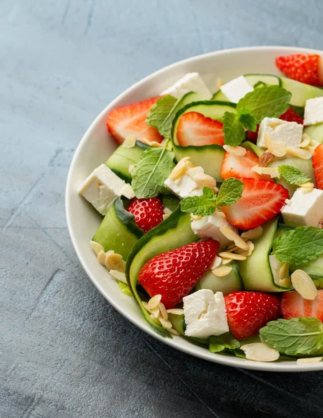 Yaz çileği, salatalık salatası, marul, peynir ve badem. Sağlıklı Yemek