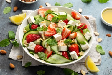 Yaz çileği, salatalık salatası, marul, peynir ve badem. Sağlıklı Yemek
