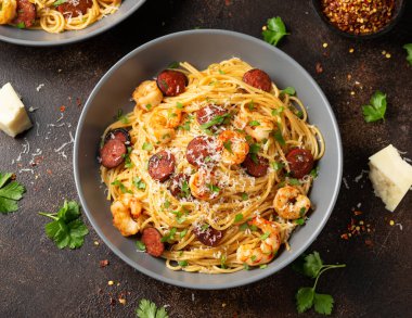 Peynirli ve otlu karides ve sucuklu makarna..