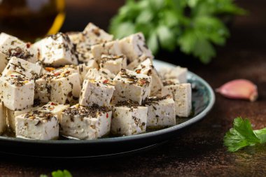 Kurutulmuş kekik, fesleğen, kekik ve sarımsaklı vejetaryen tofu peyniri. Sağlıklı Yemek