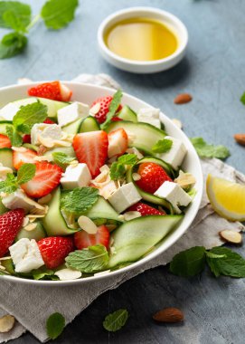 Yaz çileği, salatalık salatası, marul, peynir ve badem. Sağlıklı Yemek