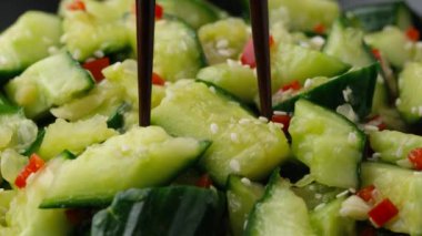 Soya soslu, acılı, sarımsaklı ve susamlı ezilmiş Asya usulü salata yemek..