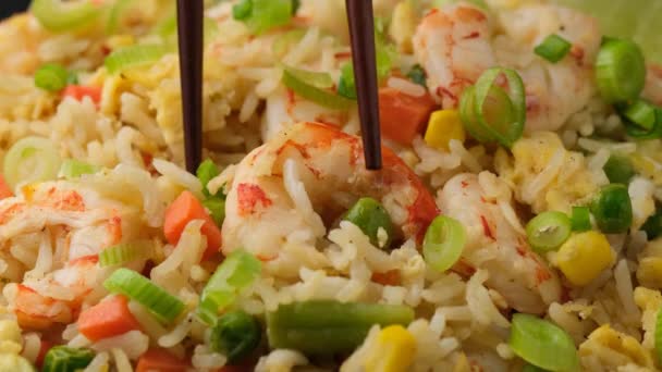 Jedzenie Smażonego Ryżu Jajami Warzywami Zdrowa Azjatycka Żywność — Wideo stockowe