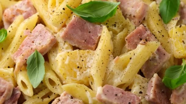 Hawaïaanse Pasta Met Ham Ananas Romige Kaas Draaiende Video — Stockvideo