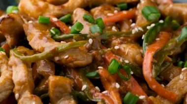 Çin sichuan dilimlenmiş domuz eti ve sebze. Asya mutfağı. Döndürme videosu.