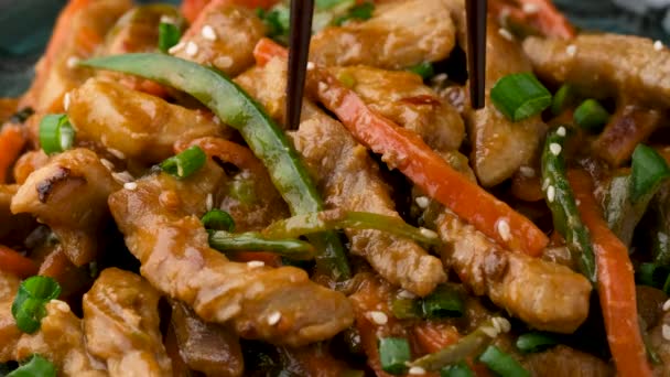 Τρώγοντας Κινέζικο Σιτσουάν Τεμαχισμένο Χοιρινό Λαχανικά Ασιατική Κουζίνα — Αρχείο Βίντεο