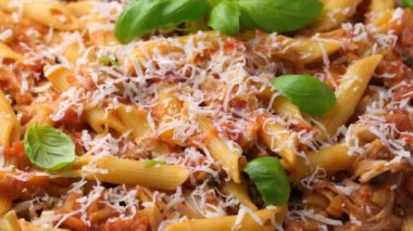 Sarımsaklı, zeytinli, kapari, domates ve peynirli Jackruit makarnası. Sağlıklı vejetaryen, diyet yemekleri. Döndürme videosu