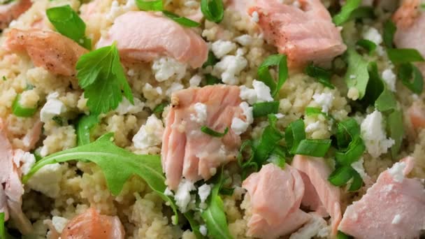 Salade Couscous Saumon Avec Vinaigrette Fromage Feta Herbes Nourriture Saine — Video