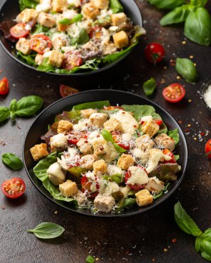 Etsiz vejetaryen salatası, tavuksuz, kiraz domatesli, kıtır kıtır marullu..