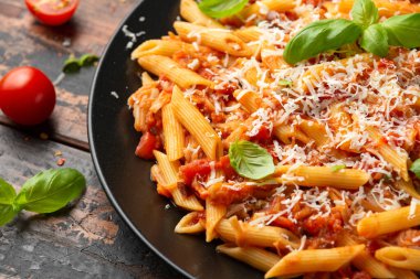 Sarımsaklı, zeytinli, kapari, domates ve peynirli Jackruit makarnası. Sağlıklı vejetaryen, diyet yemekleri.