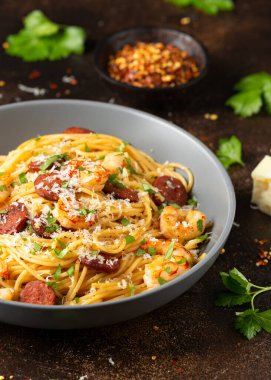 Peynirli ve otlu karides ve sucuklu makarna..