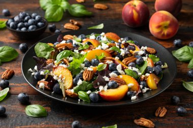 Şeftali, böğürtlen salatası, sebze, peynir ve ceviz. Sağlıklı yaz yemekleri..