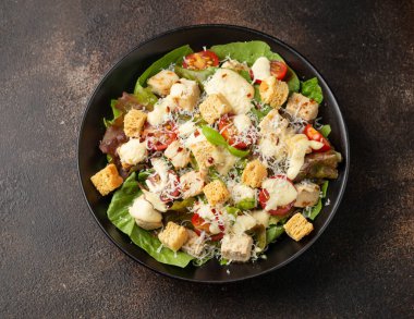 Etsiz vejetaryen salatası, tavuksuz, kiraz domatesli, kıtır kıtır marullu..