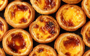 Geleneksel Portekiz kremalı tartları ya da Pastel de Nata taze pişmiş ve soğutulmuş..