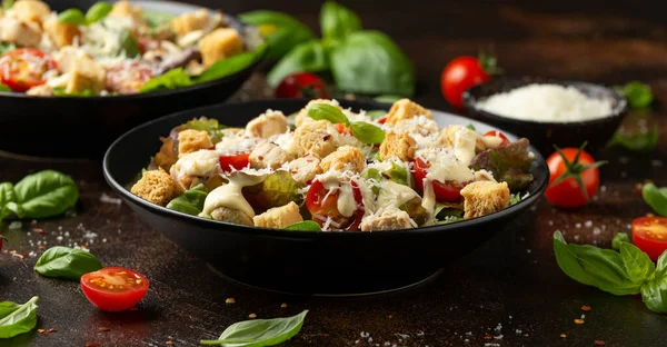 Vegetarischer Salat Mit Fleischlosen Hühnerstücken Kirschtomaten Croutons Und Salat — Stockfoto