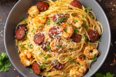 Peynirli ve otlu karides ve sucuklu makarna..