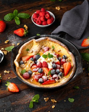 Böğürtlenli krep ve demir tavada krema. Sabah kahvaltısı.