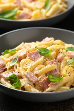 Jambon, ananas ve krem peynirli Hawaii makarnası.