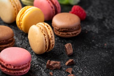 Ev yapımı badem kurabiyesi çikolata, fıstık, limon ve ahududulu Fransız sandviçi..