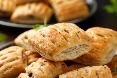 Sebzeli mini köfteler ve puf böreğe sarılmış kırmızı şarap..