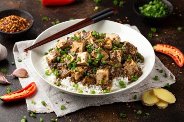 Mantarlı ve pirinçli vegan Mapo tofusu. Asya, Çin yemekleri..