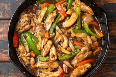 Biberli tavuk, tatlı biber, soğan, sarımsak ve zencefil karıştırın..