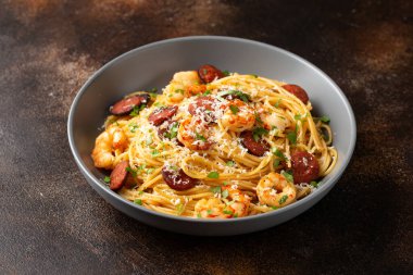 Peynirli ve otlu karides ve sucuklu makarna..