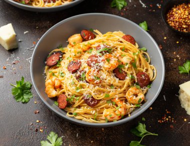 Peynirli ve otlu karides ve sucuklu makarna..