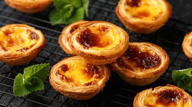 Geleneksel Portekiz kremalı tartları ya da Pastel de Nata taze pişmiş ve soğutulmuş..