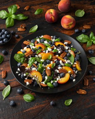 Şeftali, böğürtlen salatası, sebze, peynir ve ceviz. Sağlıklı yaz yemekleri..