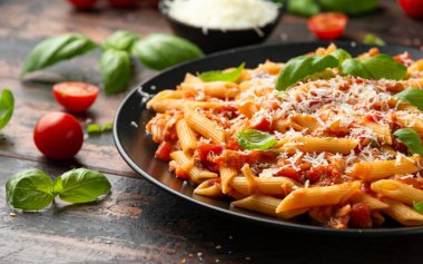 Sarımsaklı, zeytinli, kapari, domates ve peynirli Jackruit makarnası. Sağlıklı vejetaryen, diyet yemekleri.