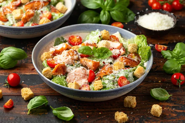 Salade Van Caesar Met Gegrilde Vis Croutons Kerstomaten — Stockfoto