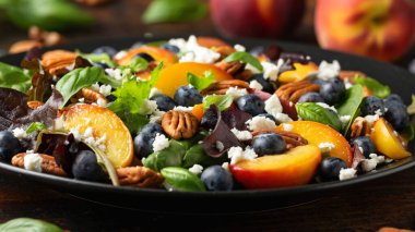 Şeftali, böğürtlen salatası, sebze, peynir ve ceviz. Sağlıklı yaz yemekleri..