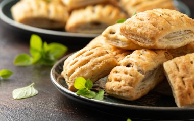 Sebzeli mini köfteler ve puf böreğe sarılmış kırmızı şarap..