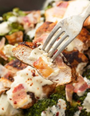 Fırında tavuk, krem peynirli brokoli ve pastırma..